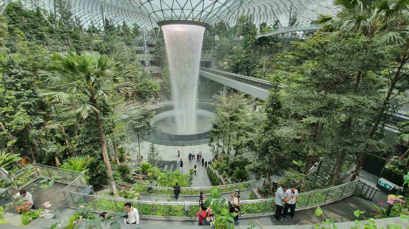 مرتفع‌ترین آبشار در فرودگاه سنگاپور