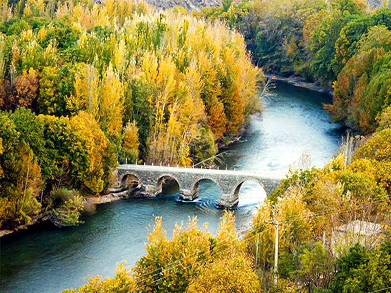 روستای هوره ،فیروزه ای که در میان کوهستان