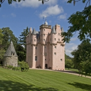 قلعه کرایژیوار _ قلعه ای صورتی در اسکاتلند