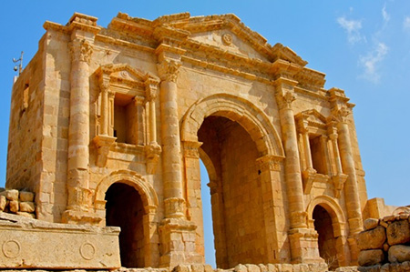 طاق هادریان از بناهای باستانی اردن