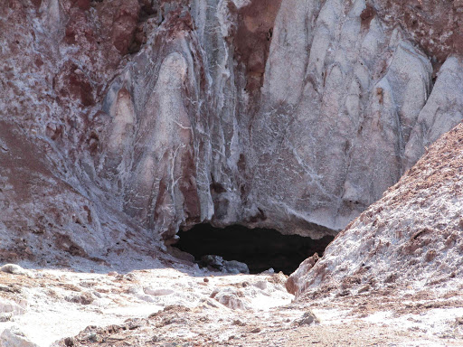 غار الهه نمک در جزیره هرمز