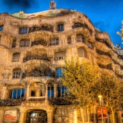 کازا میلا ساختمانی عجیب و زیبا در اسپانیا 