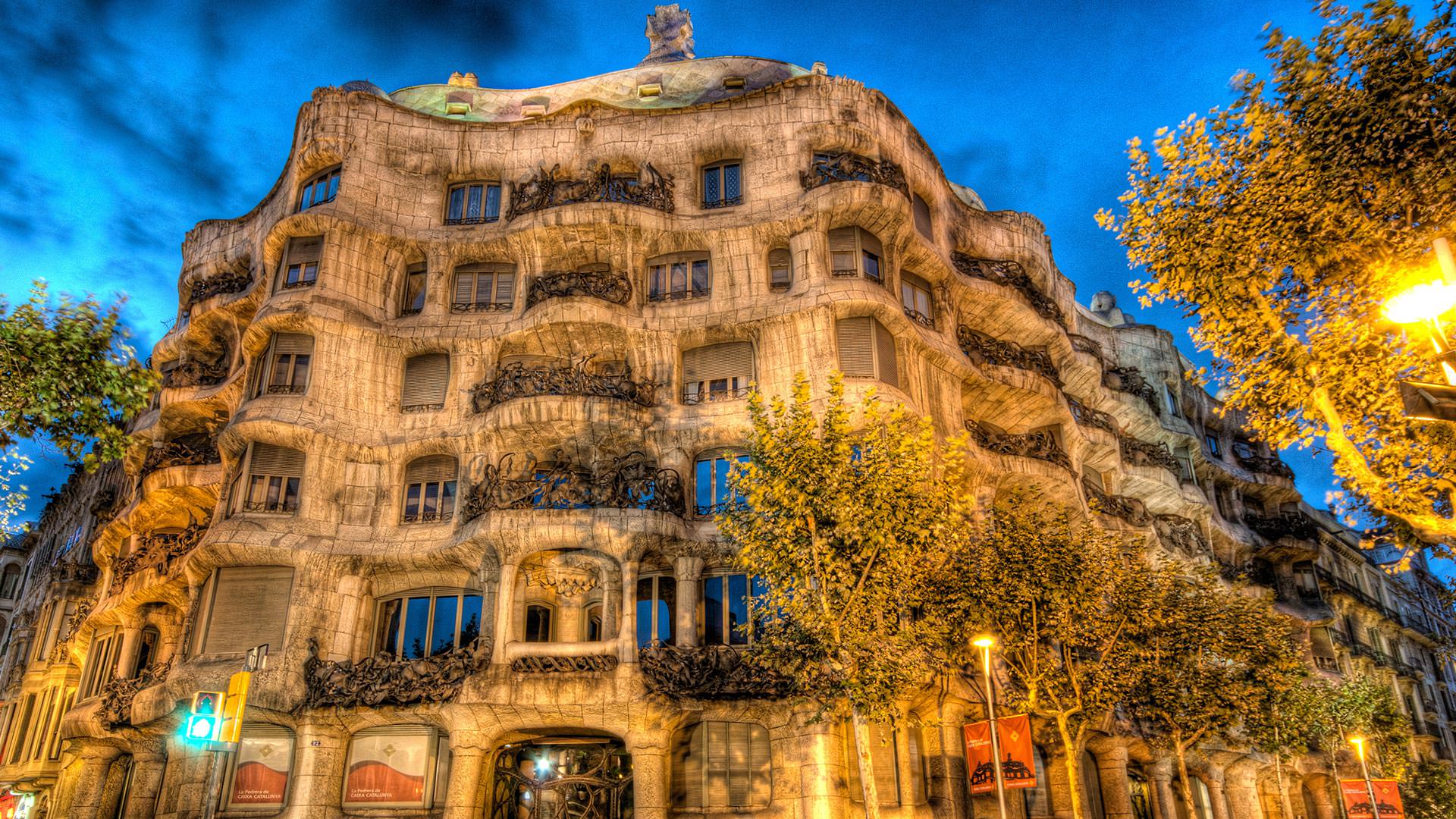 کازا میلا ساختمانی عجیب و زیبا در اسپانیا 