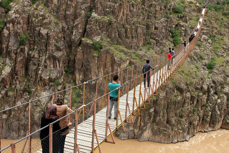 پل معلق پیرتقی در اردبیل