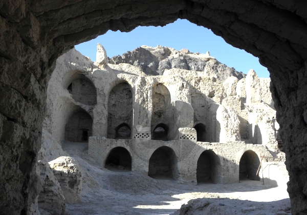 محوطه باستانی کوه خواجه - ایرانگردی و جهانگردی سفرهای پیشاهنگ آناهیتا
