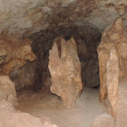 غار زکریا استهبان